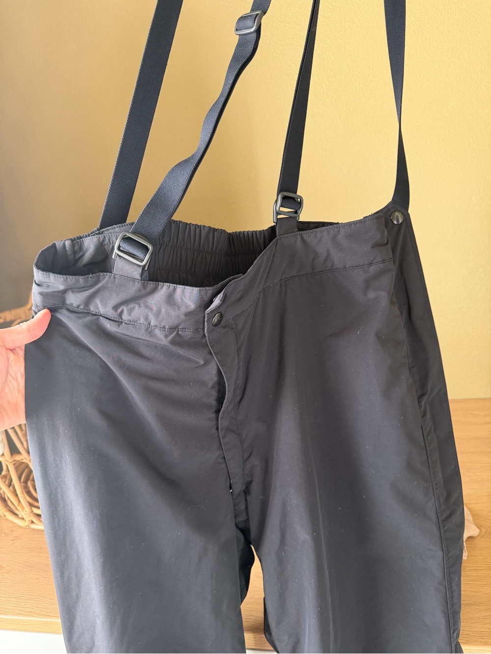 Patagonia Men's Black Insulated Snow Joggers with Suspenders - Picture 6 of 8